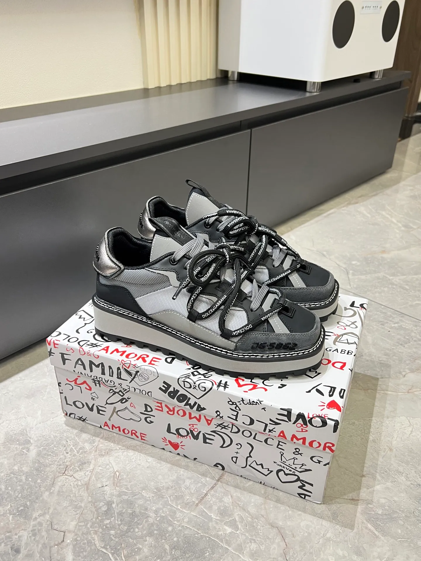Men's men's shoes💰p640 Dolce&Gabbana/Dolce & Gabbana men's new casual sports shoes This sneaker is made of multiple materials. The nylon fabric upper is integrated with glossy leather, suede leather and rubber elements, and is decorated with reflective details. It has a silk-screen logo and a dual design of thick round and flat laces. It has a square toe, rubber foam midsole and gear pattern rubber composite sole decorated with the iconic "DG" logo. The shoe body is decorated with three-dimensional labels with the brand logo in many places. The style is fashionable and elegant, and the unique design is presented in a dazzling and modern new language. The fabric lining is paired with logo cowhide feet for a stylish and stylish look! Comes with a full set of packaging! Size: 38-44 leather shoe size (45.46 can be customized but does not support returns)